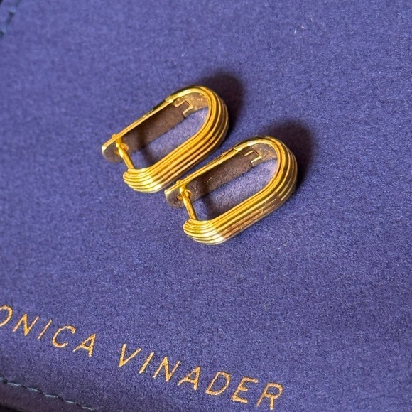 MONICA VINADER NIB Groove huggie earings 18 karat Gold plated - Picture 9 of 10